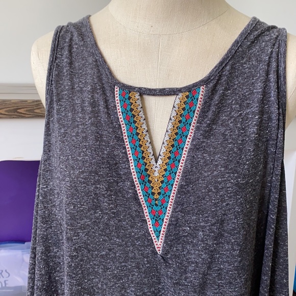 Patterned V Neck Tank - Picture 3 of 4
